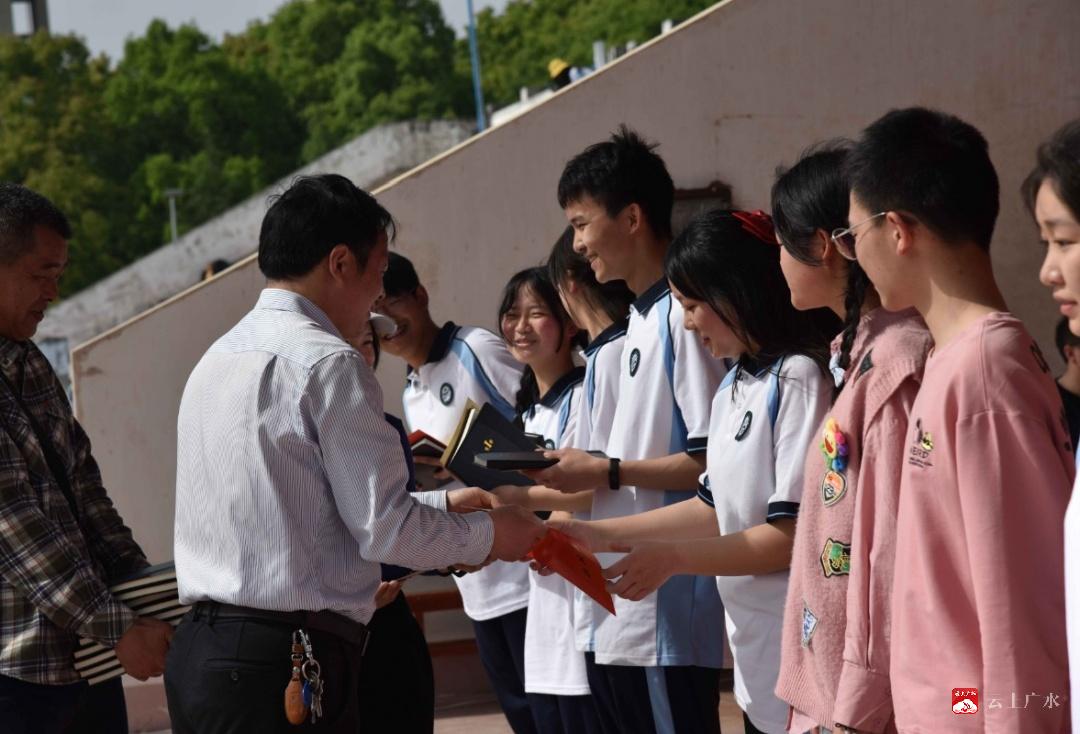 舞动青春舞出风采广水一中高二年级举行健身操舞比赛