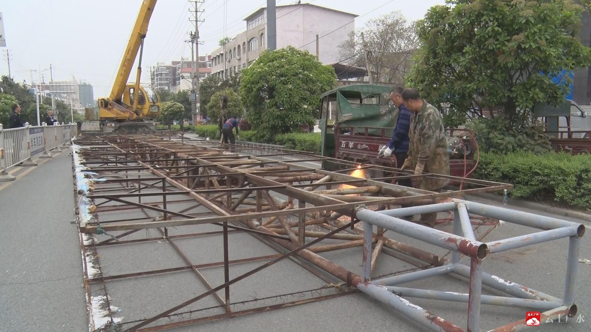 市城管執法局拆除戶外廣告牌提升城市顏值