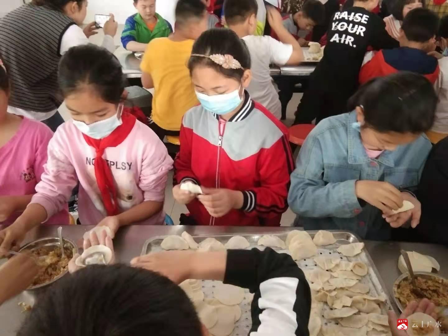 广水方子学校开展学生包饺子活动