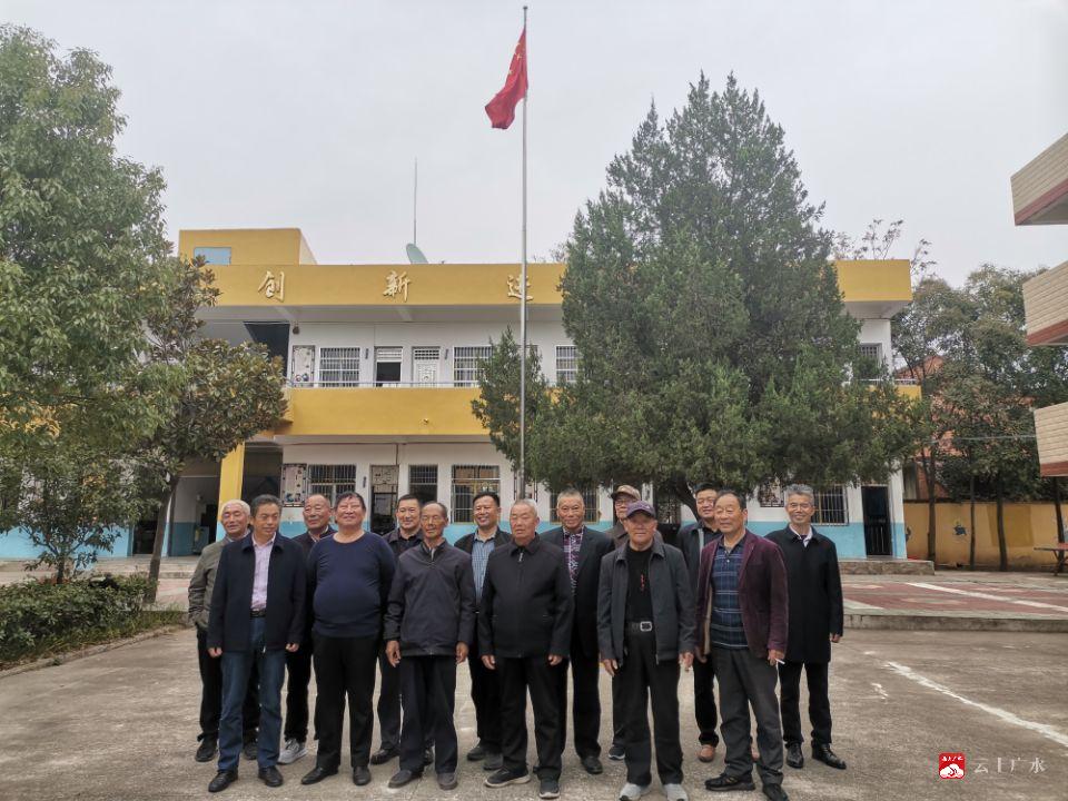 郝店镇高楼中心小学举办重阳节退体教师座谈会