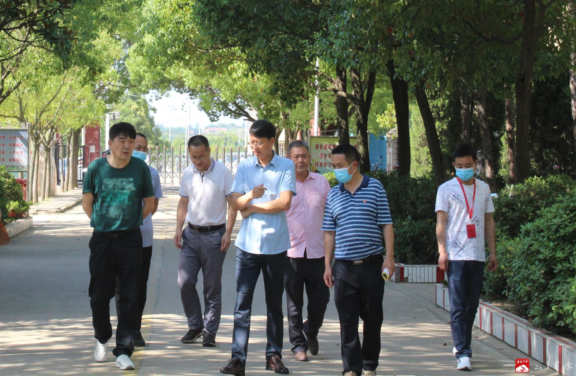 杨寨镇党委政府深入杨寨镇中心中学调研工作