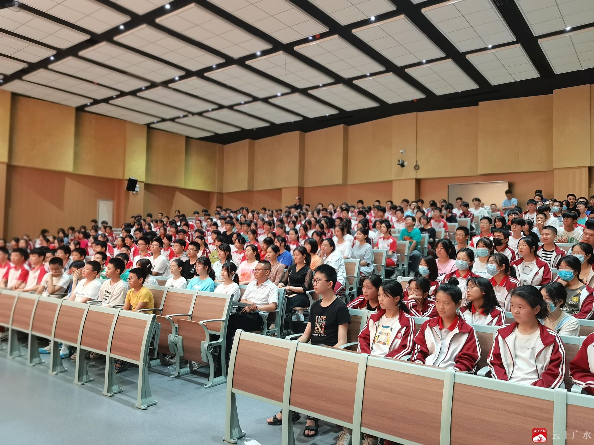 学生演讲比赛现场照片图片