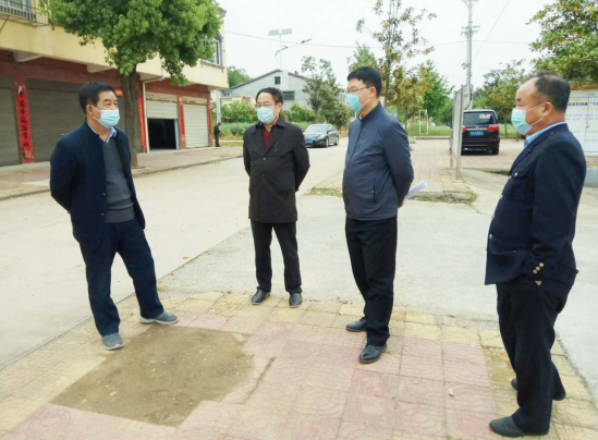 谢冠林来到琵琶咀水库管理处,听取了关于近期的降雨量,目前的库容量及