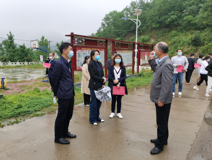 刘海一行15人先后来到曾都区洛阳镇张畈村,西城办事处白云湖社区,西城