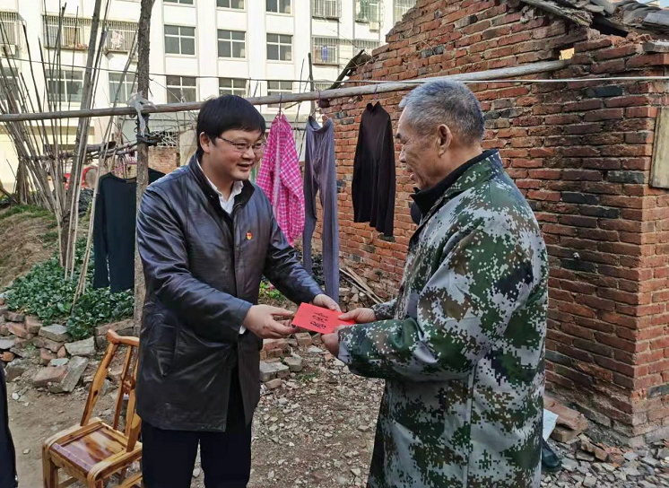 2月1日下午,县委常委,纪委书记,监委主任谢冠林到洪山镇洪山路居委会