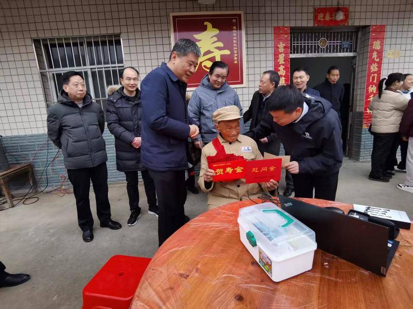 郧阳区：协会关爱送 真情 三级联动庆寿辰.docx