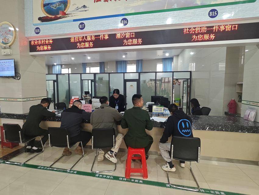 郧阳区： 昔日从军报国志 今朝荣归启新程.doc