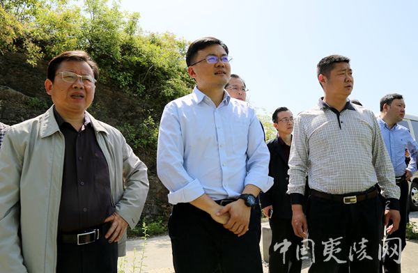 当天上午,王玺玮一行对黄柏河流域小溪塔城区至黄花两河口段开展实地