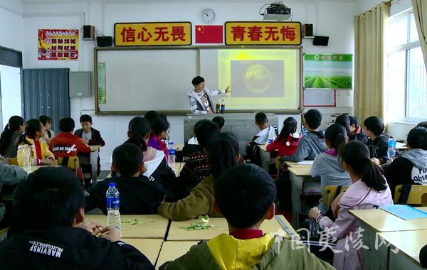 近日,记者在邓村初级中学8年级3班的教室里看到,同学们正在制作一瓶