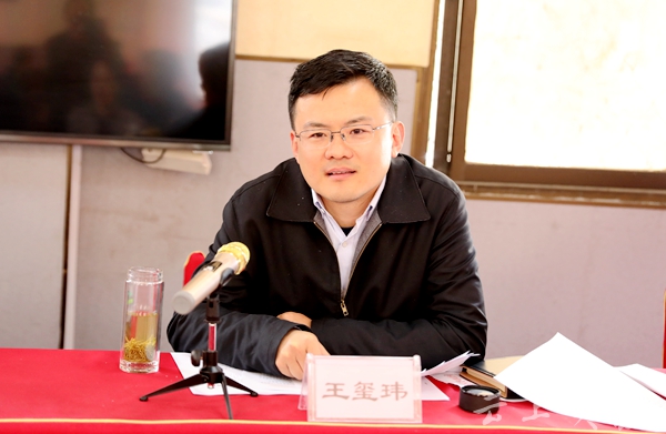 在三斗坪镇政府,王玺玮听取了夷陵区综合行政执法体制和乡镇行政管理