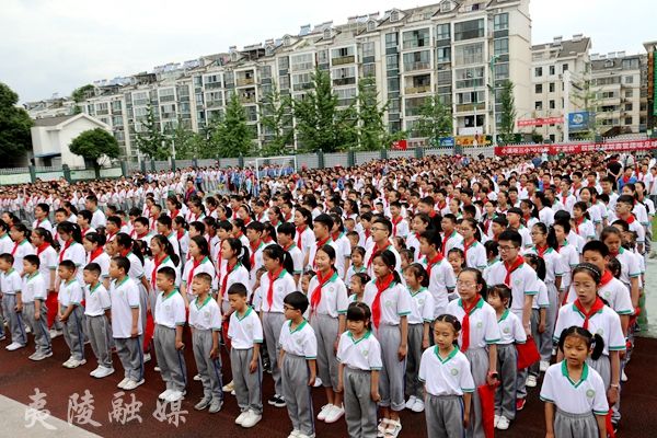 今天我入队啦小溪塔三小举行主题队日活动暨入队仪式