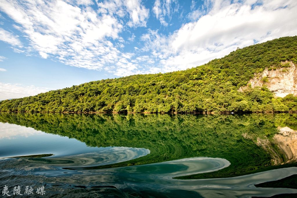 每日夷陵澄澈碧绿的尚家河水库