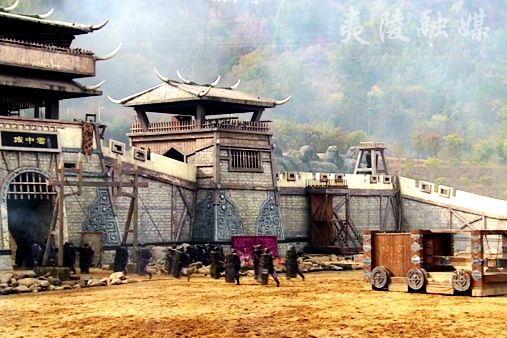 三国赤壁古战场位于长江中游南岸,是我国古代"以少胜多,以弱胜强"的