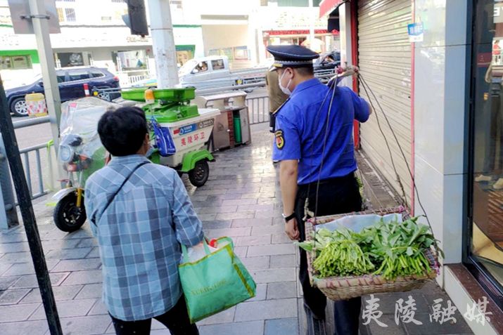 城管帮小贩挑菜你肩扛扁担的样子真帅