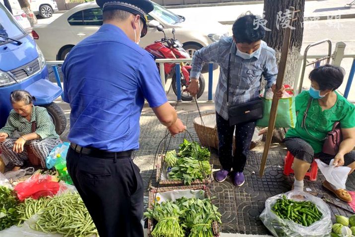 城管帮小贩挑菜你肩扛扁担的样子真帅