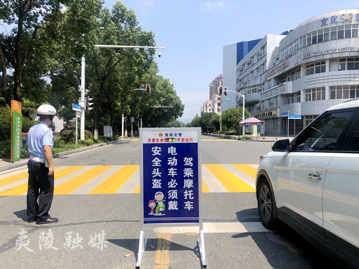 夷陵交警在重点路口增设文明提示牌 营造文明创建氛围_云上夷陵