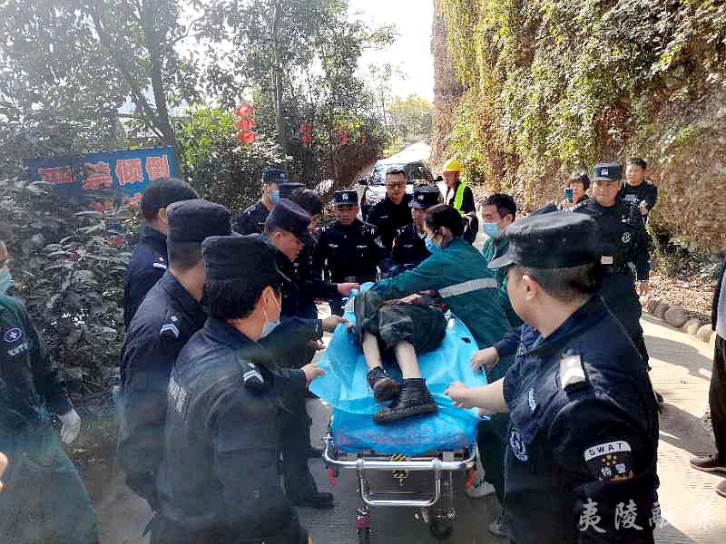 黄柏河里三民警趟水救人