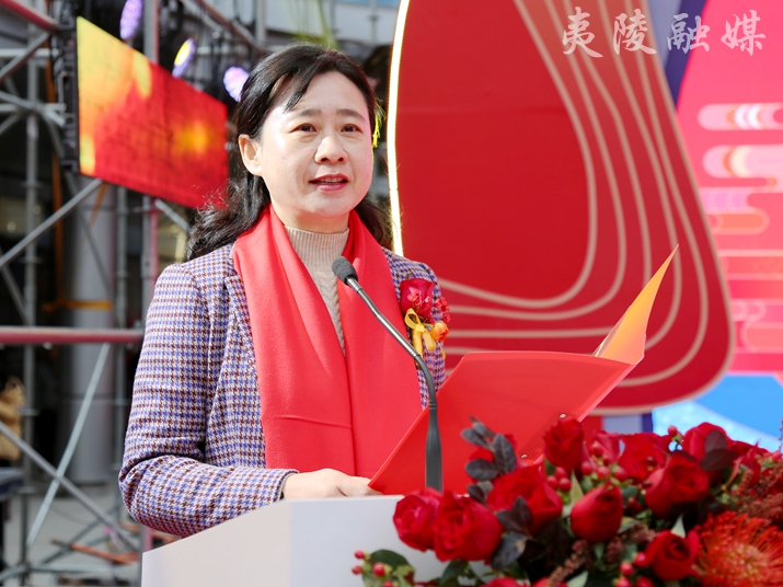 夷陵区委副书记,区长邓玉华对夷陵万达广场顺利开业表示祝贺.