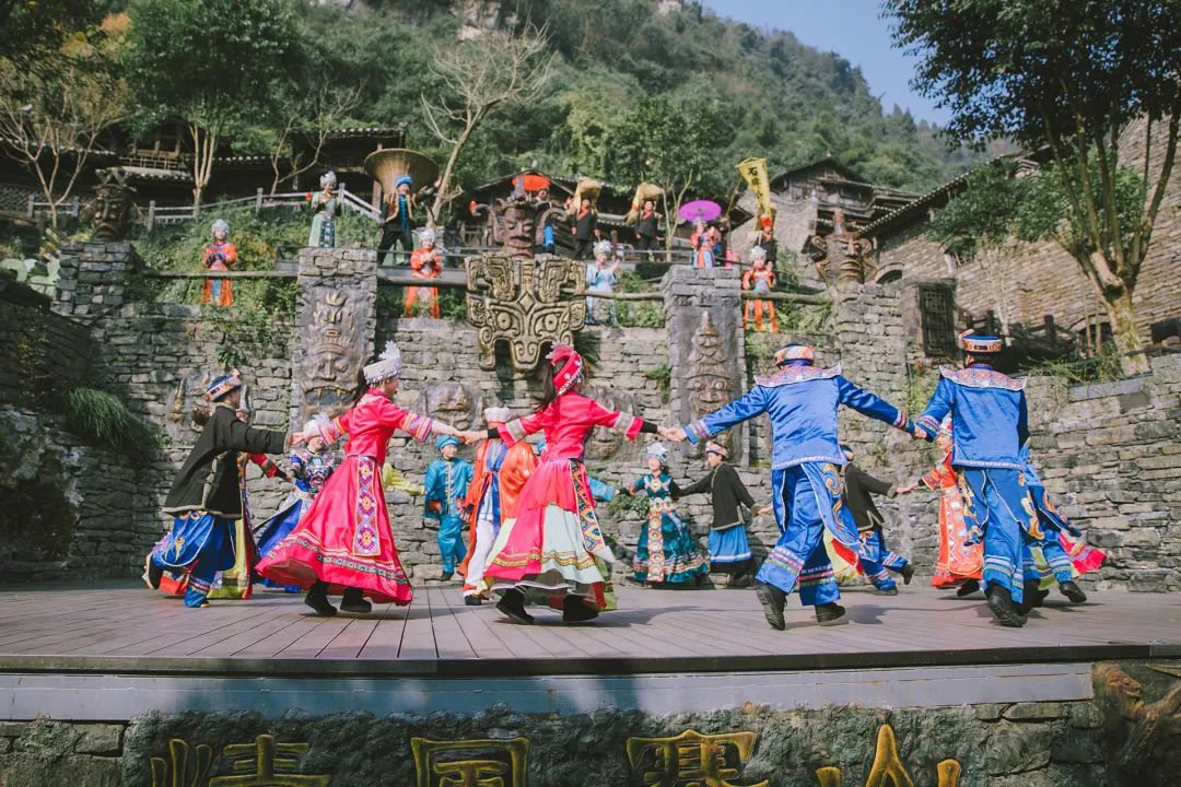 福建网络大v宜昌行体验团走进三峡人家