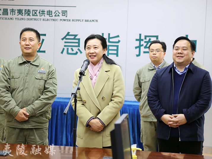 走进区疾控中心,邓玉华看望了流调值守人员,对他们及家属致以节日的