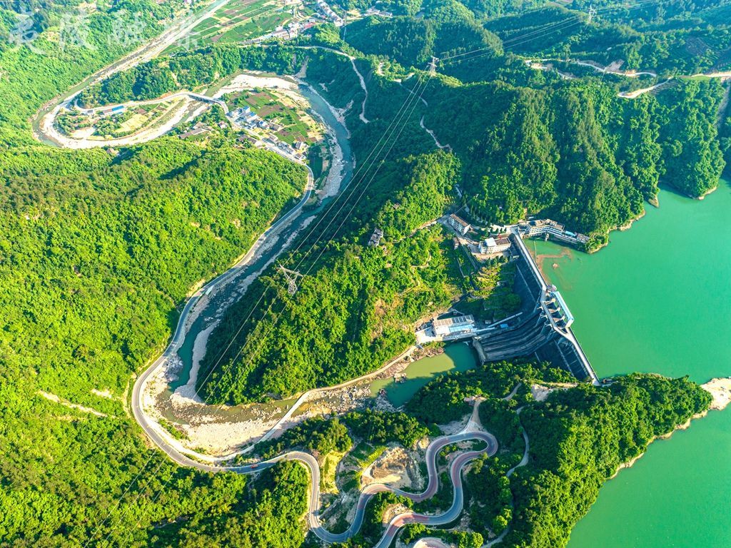 夷陵区沙坪水库绿水伴青山风景美如画