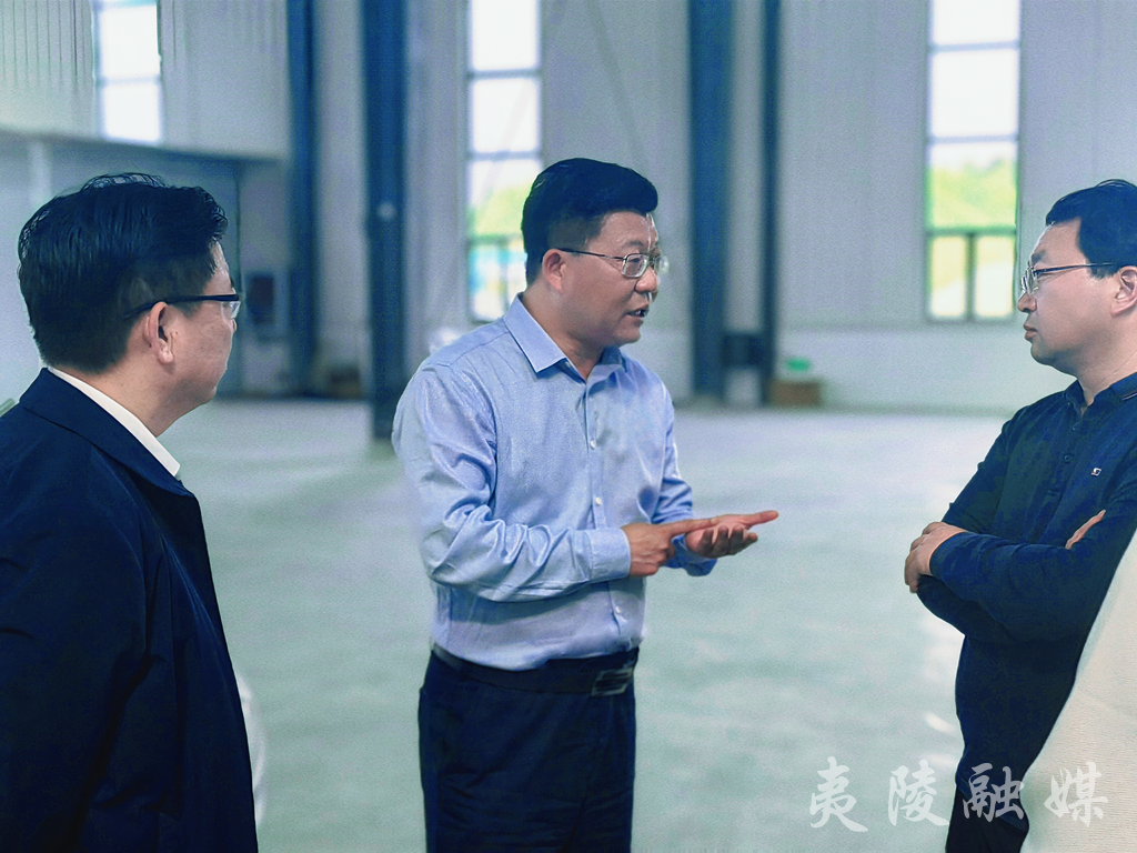 郑书香指出,三斗坪镇拥有得天独厚的资源禀赋和区位优势,要畅通"两山"
