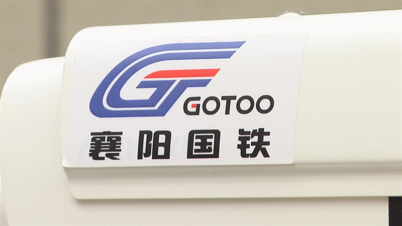 在襄阳国铁机电的车间,工人们正忙着调试新产品