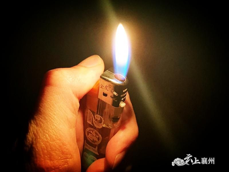 抗疫一线对着打火机许愿防疫卡口的特别生日