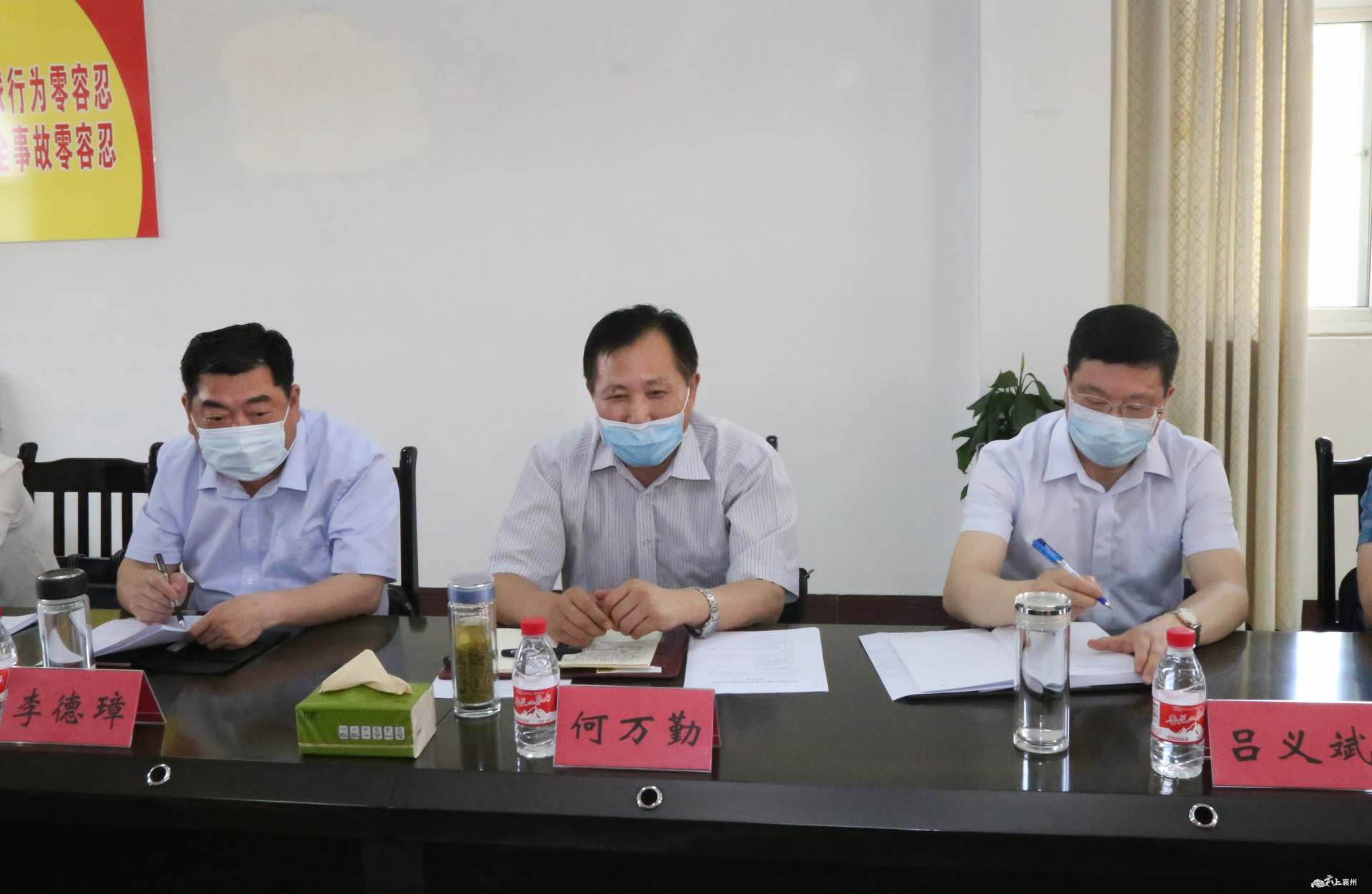 何万勤查看了灌装生产线生产情况,了解了企业疫情防护,产能恢复等情况