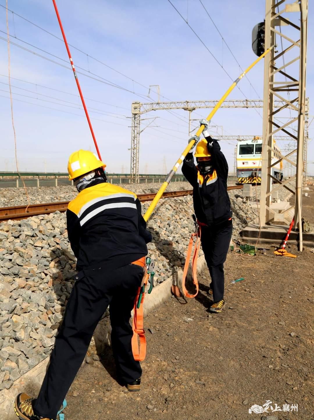 6米长十几公斤重的接地线两个姑娘一起用力举起来都有一些不容易15