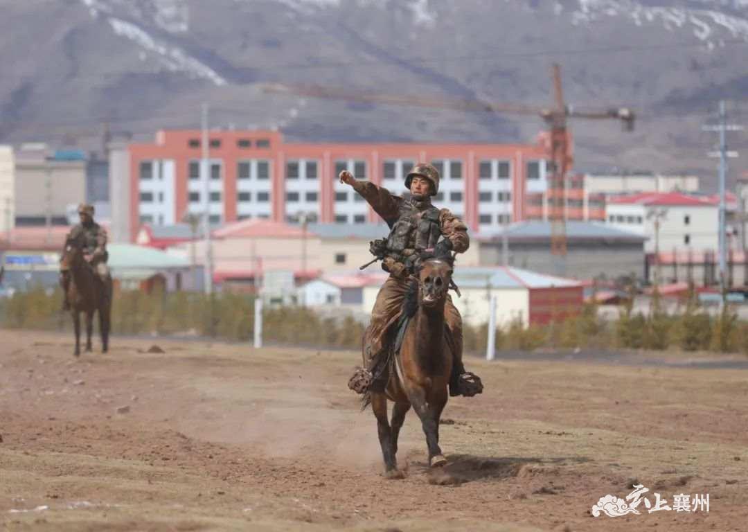 高原雪野骑兵连打破22项训练纪录