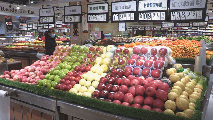 美联超市员工 曹艳娟:"天气逐渐转暖,买水果的人也变多了,现在城市