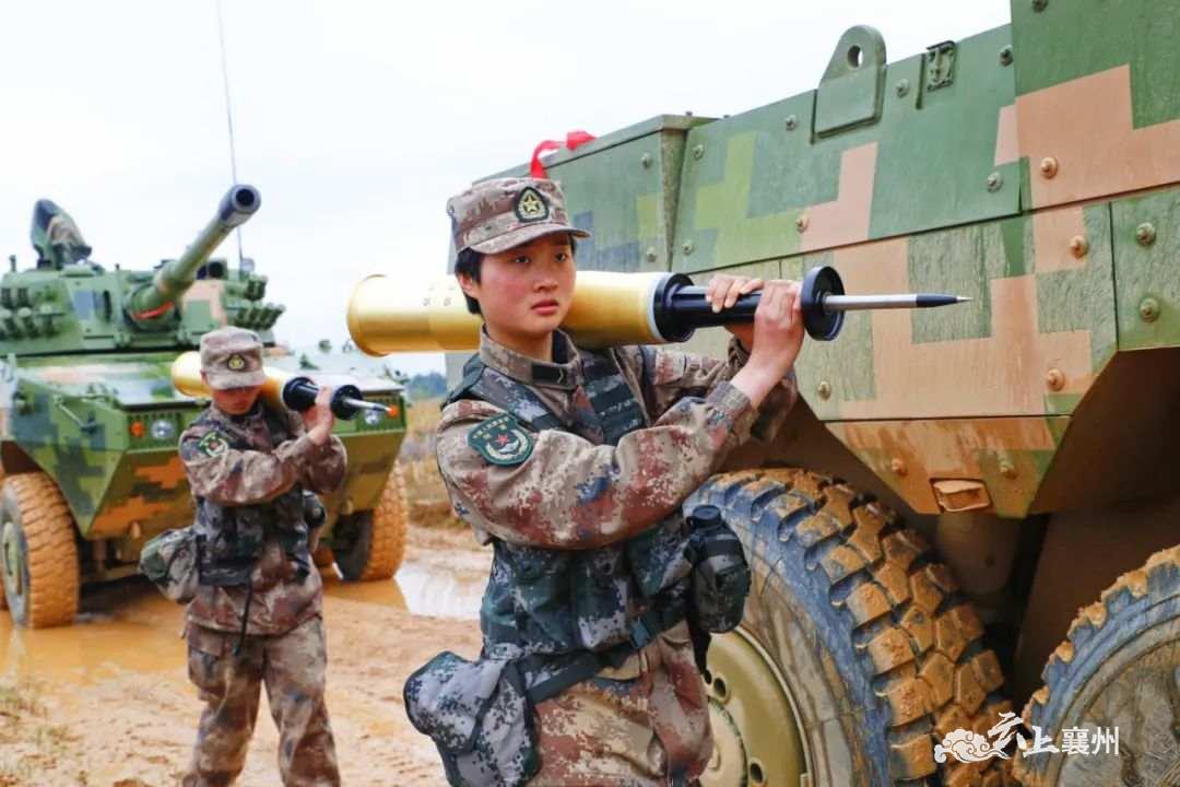 飒首次新装备战斗射击装甲女兵打出满堂彩
