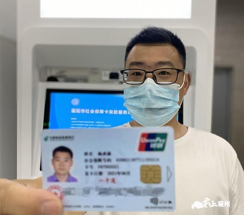 襄州区邮政分公司襄新路支局营业员 马圣君:"现场申请,现场发卡,真正