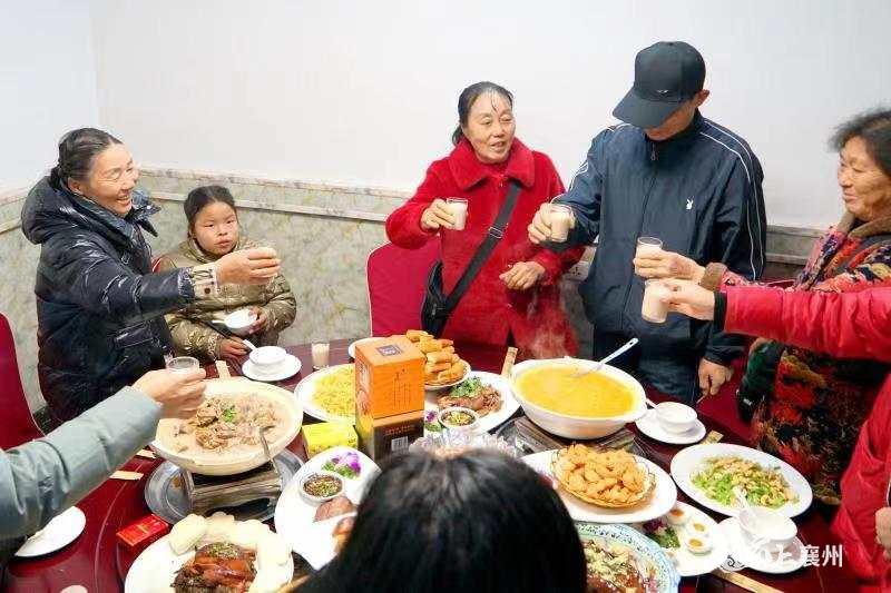 团圆饭养女最后找养父图片