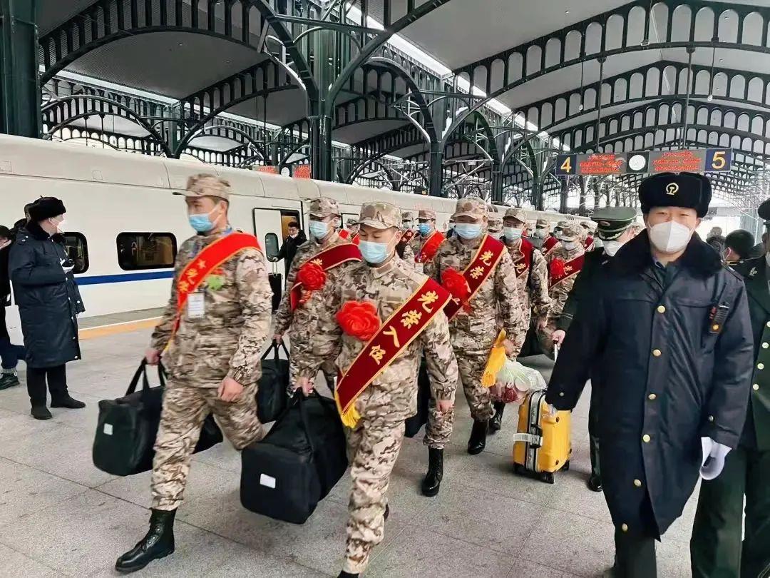 帅身穿21式军装的新兵来啦