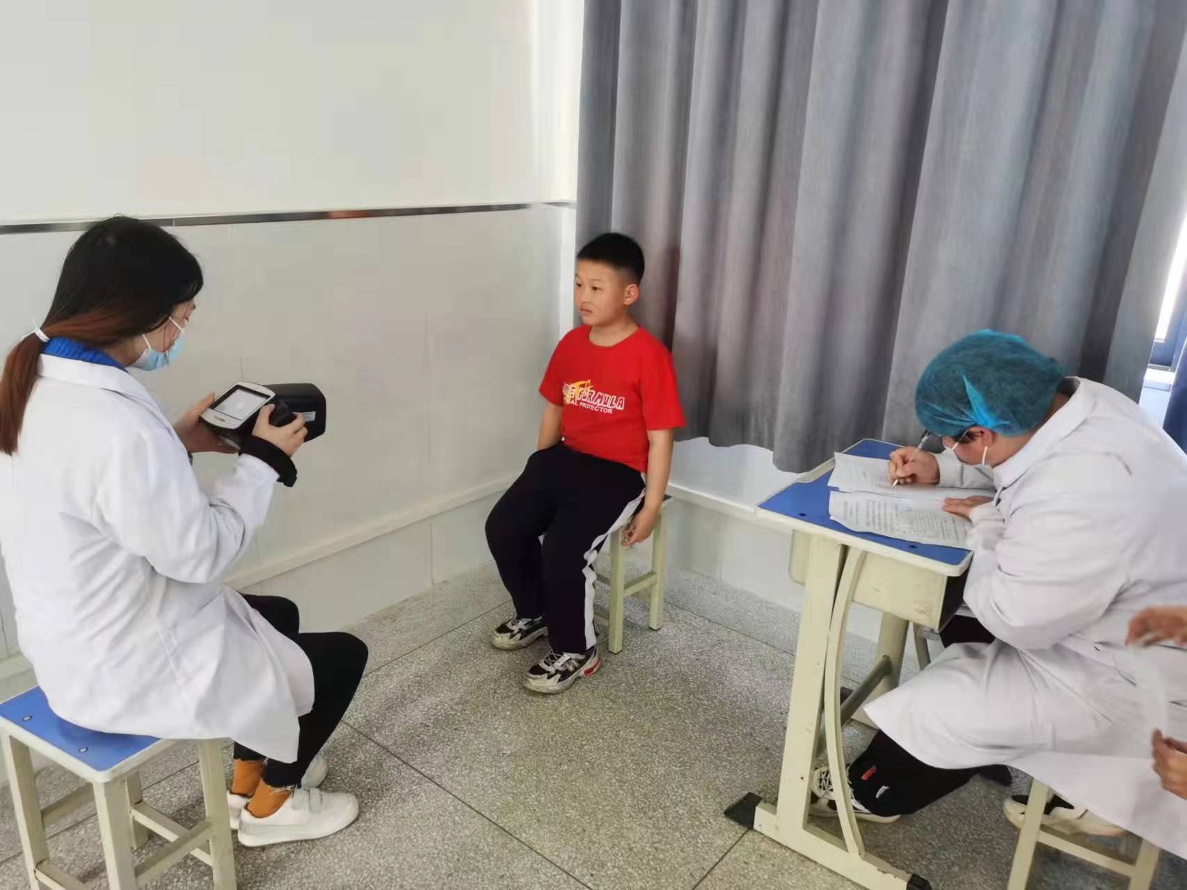 区儿童青少年近视防控中心到区五中开展视力筛查活动