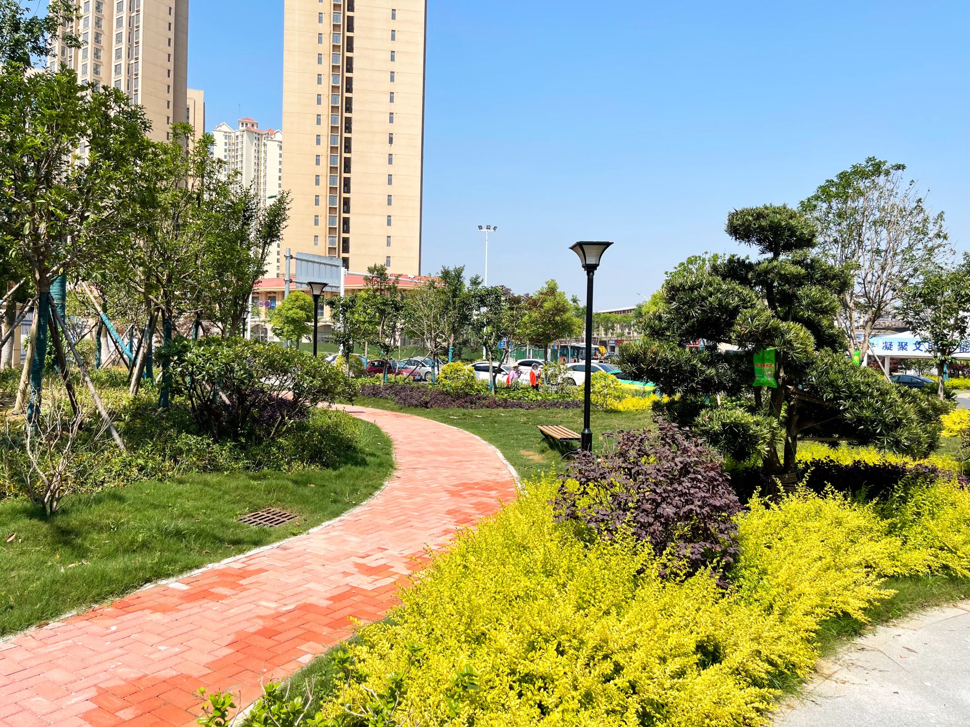 在区电务路路口,虽然周边房屋林立,道路狭窄,但在街角空地处建起一个