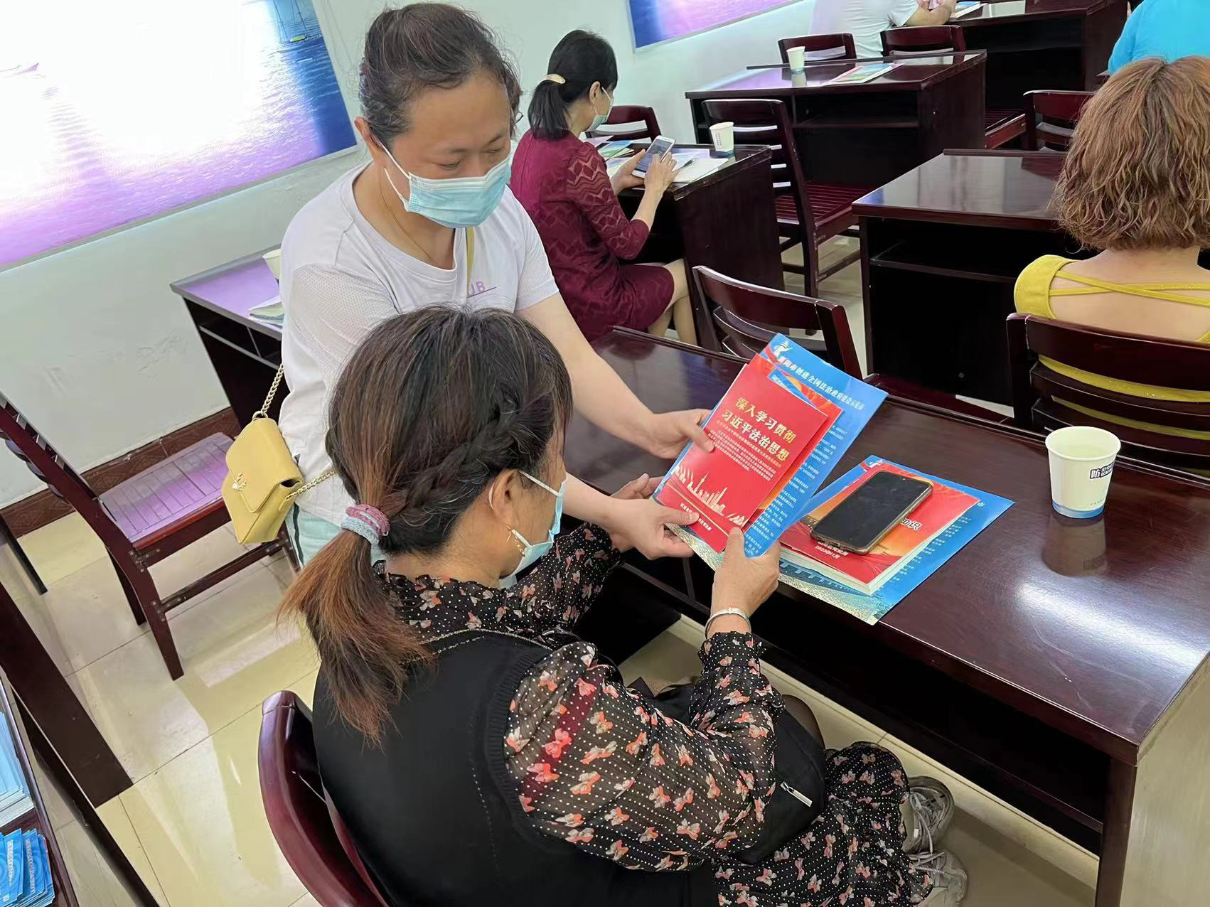 开展法律知识讲座营造社区法治氛围