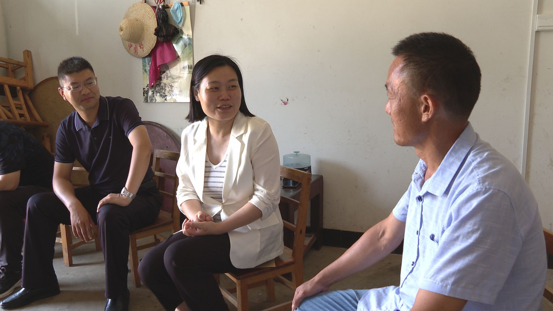 6月28日上午,在"七一"党的生日来临之际,区委常委,组织部长丁黎黎到