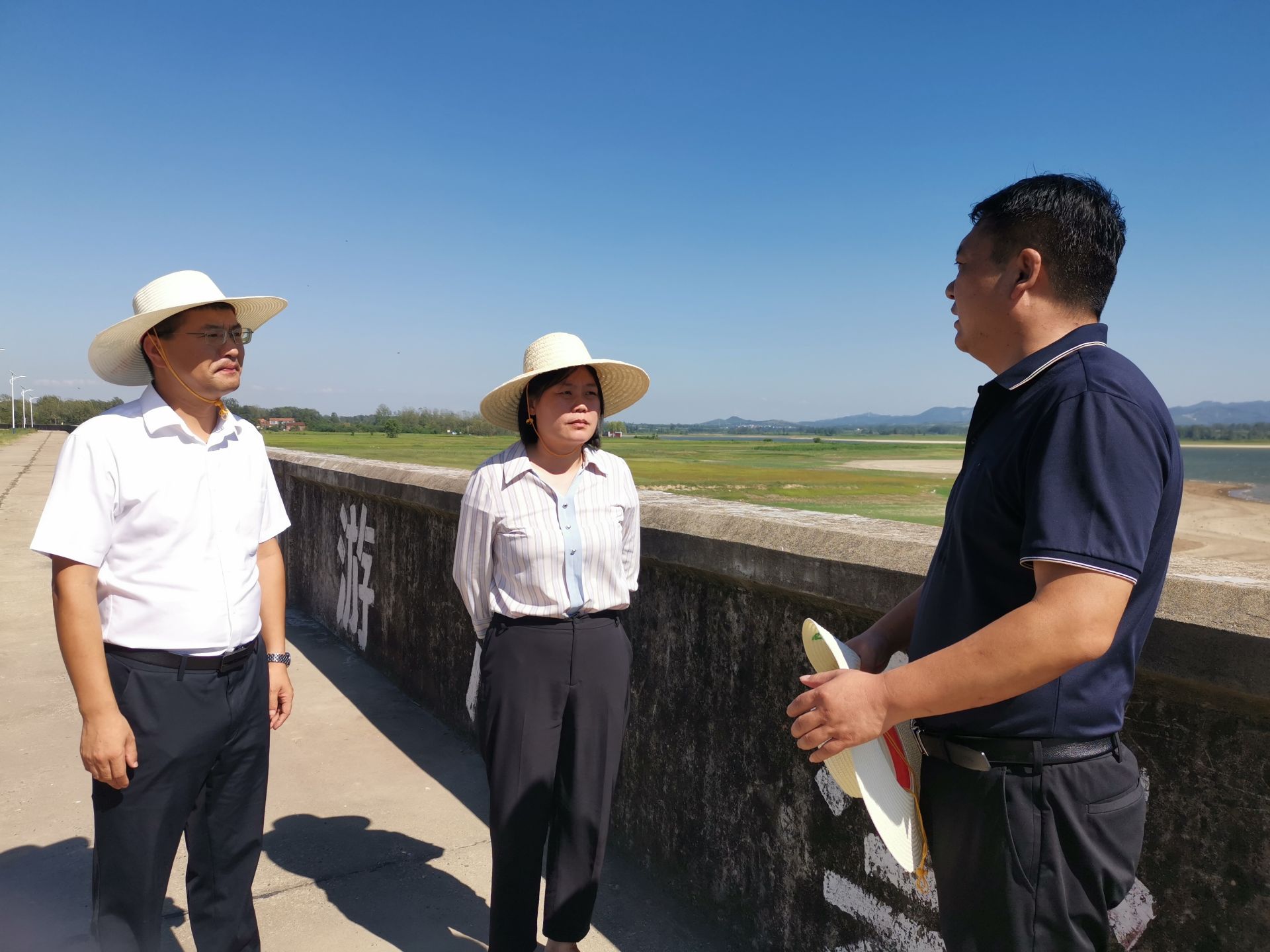 8月12日下午,区委常委,组织部长丁黎黎到黄龙镇调研抗旱保丰收,群众用