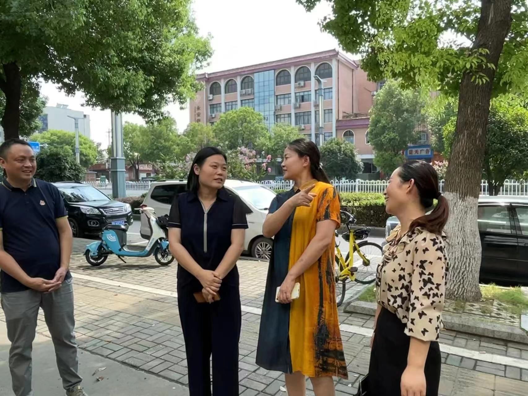 8月3日,区委常委,组织部长丁黎黎调研工会工作并看望慰问在高温下坚守