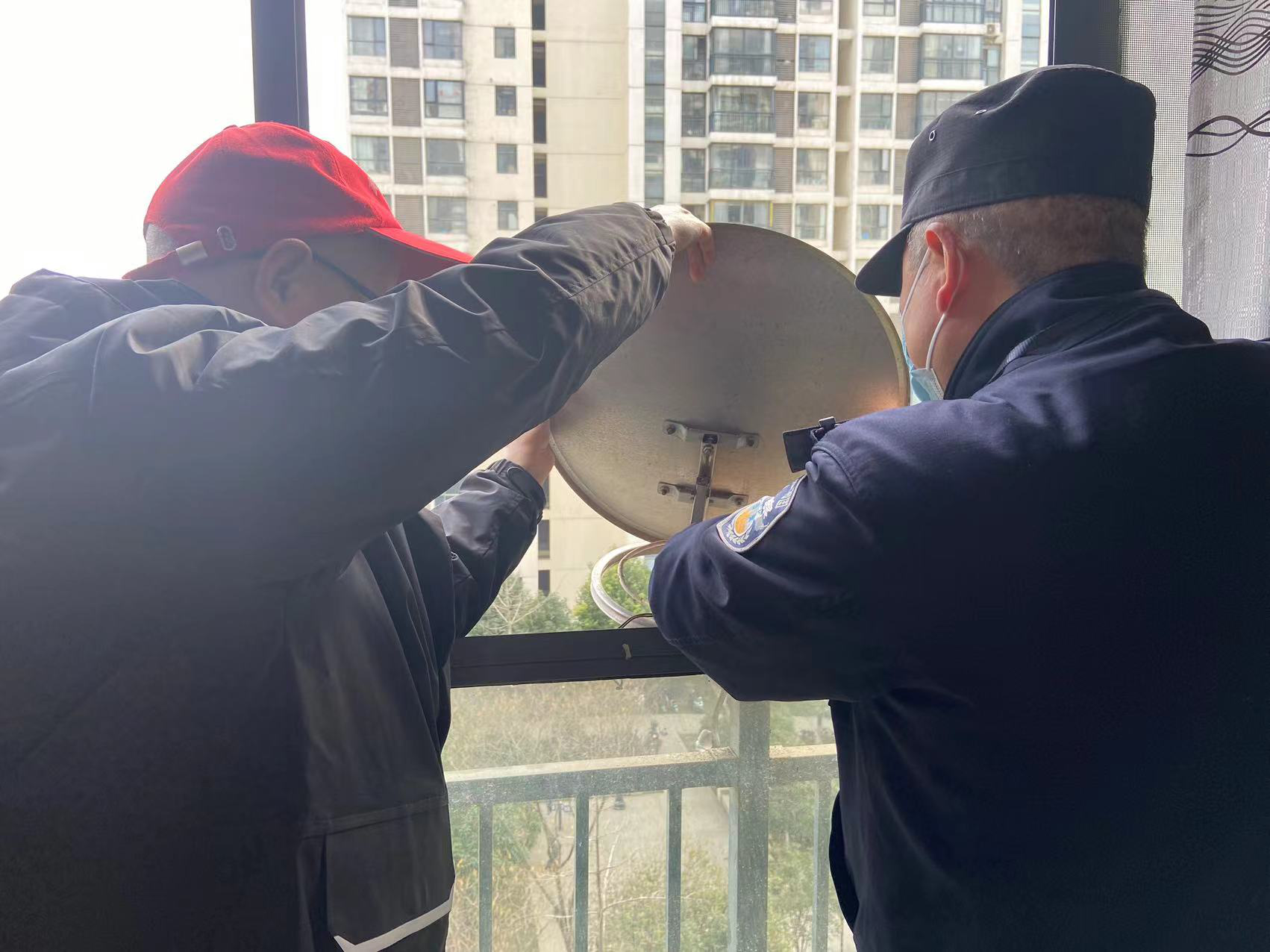 拆除违法卫星锅守护社区高空安全