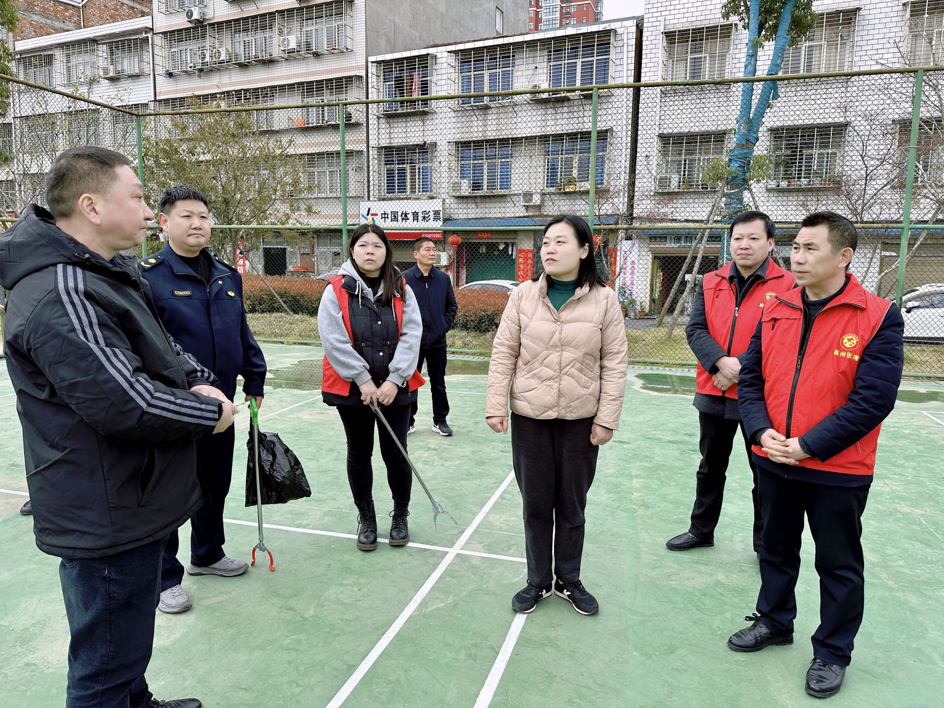 3月18日上午,区委常委,组织部部长丁黎黎到包保路段和联系社区检查"