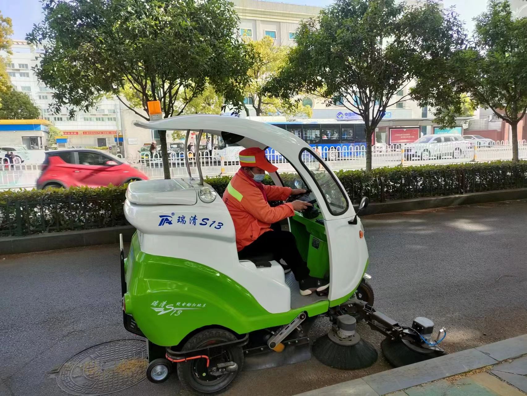 为环卫工人减负电动扫地车上岗