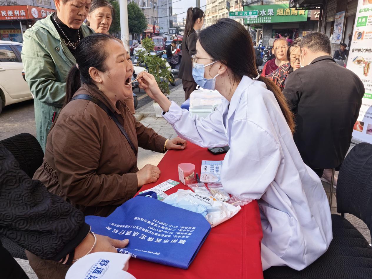 张湾社区联合车氏口腔门诊部医生开展口腔健康知识宣讲和义诊服务