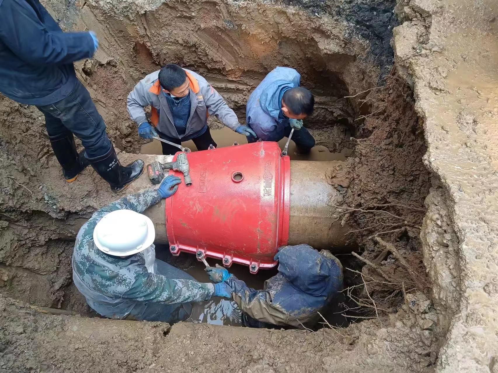 抢修供水管道保障居民用水