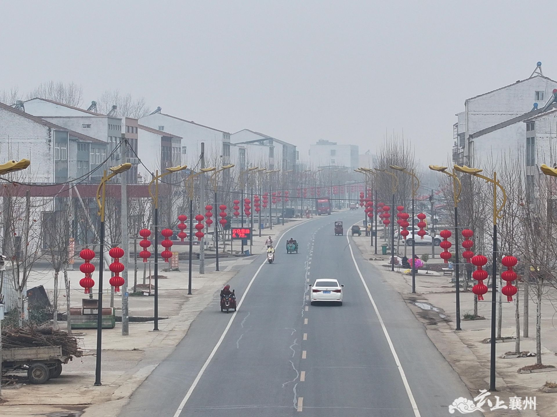 黄龙镇挂起灯笼迎新年