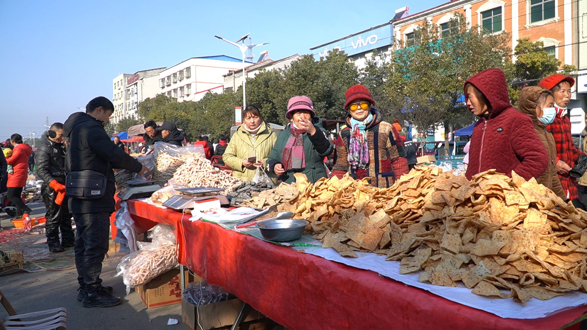 逛集市买年货感受人间烟火气
