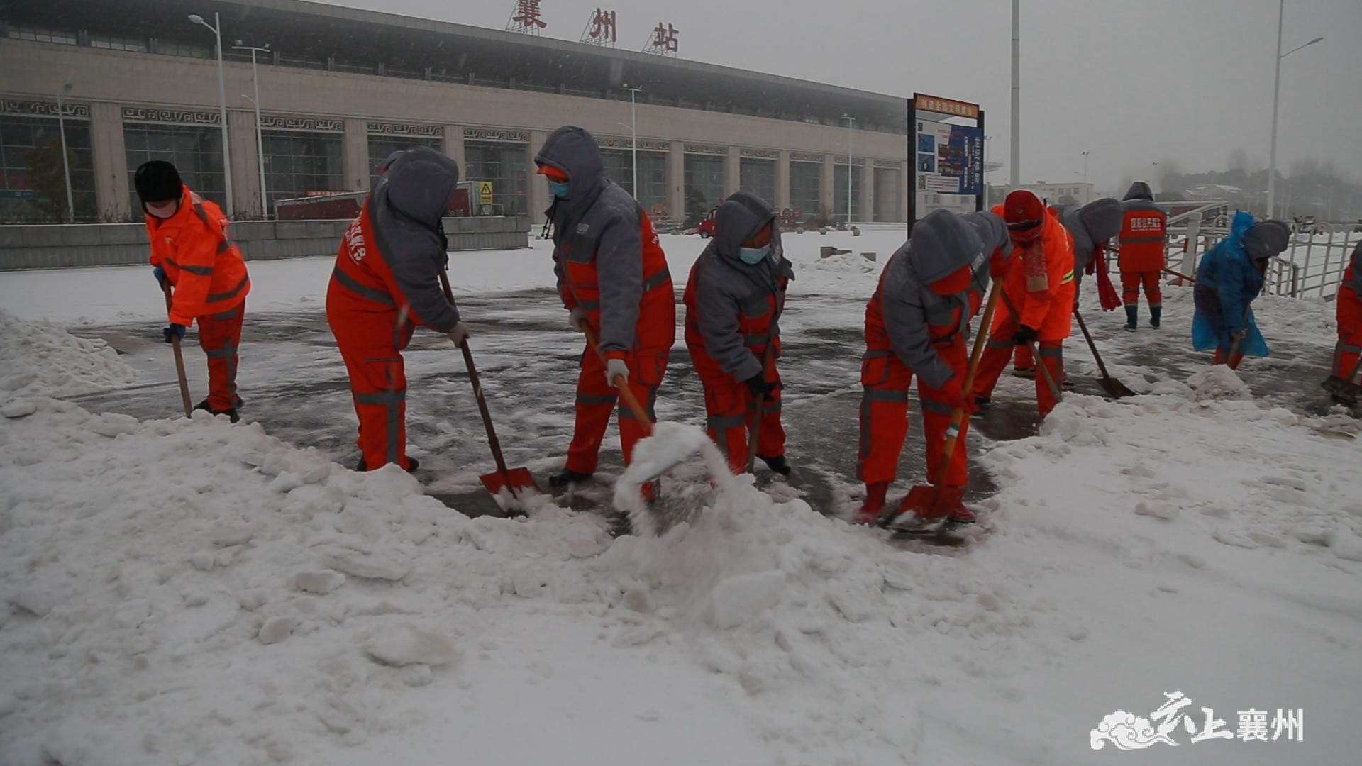 长春环卫工人扫雪图片